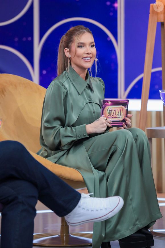 Virginia Fonseca, apresentadora do 'Sabadou', teve sua performance elogiada por Daniela Beyruti.