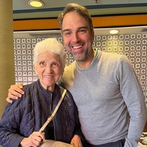 Tadeu Schmidt anunciou, na manhã desta segunda-feira (25), a morte de sua mãe, aos 92 anos