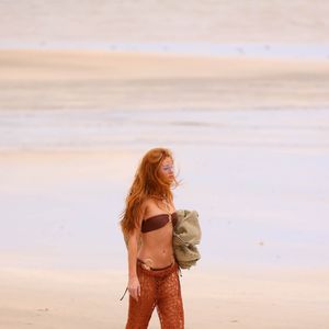 Marina Ruy Barbosa chegou ao local com uma saída de praia vazada