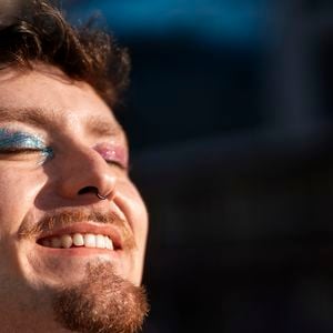 Estudo aponta que assumir erros e evitar a validação externa são sinais comuns de força emocional