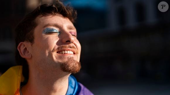 Estudo aponta que assumir erros e evitar a validação externa são sinais comuns de força emocional