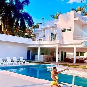 MC Melody na piscina de sua mansão no interior de São Paulo