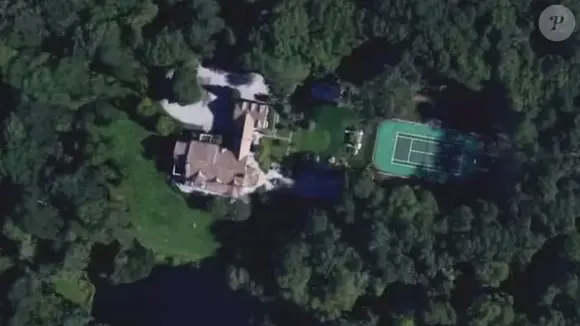 Esta propriedade, localizada no condado de Westchester, abrange 5,3 hectares e inclui uma casa principal de aproximadamente 670 metros quadrados. Possui piscina de água salgada, quadra de tênis, riacho, lago, casa na árvore, estufa e um celeiro histórico.