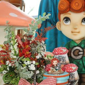 Arranjos florais em tons vibrantes deram vida ao cenário, criando uma atmosfera ainda mais encantadora para a celebração da pequena princesa