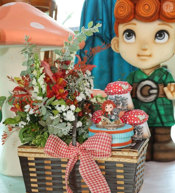 Arranjos florais em tons vibrantes deram vida ao cenário, criando uma atmosfera ainda mais encantadora para a celebração da pequena princesa