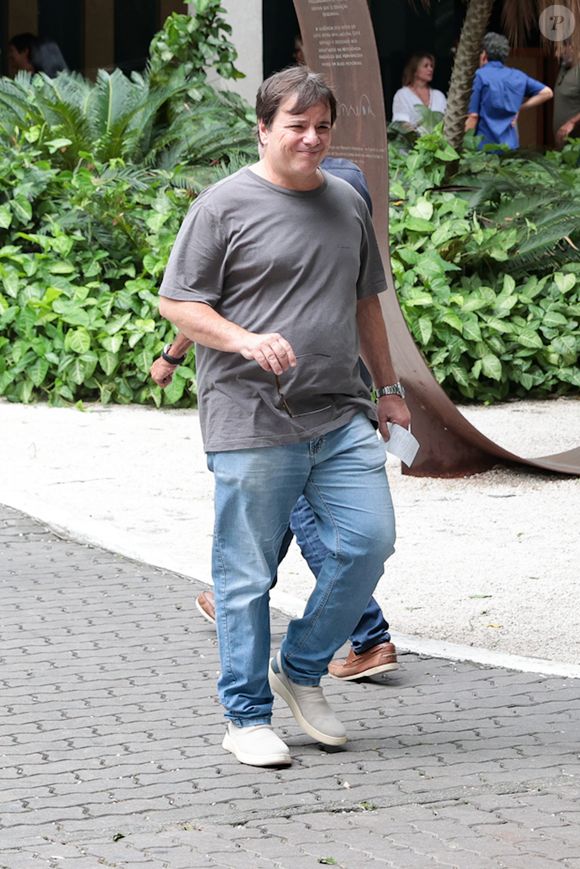 Ator Thelmo Fernandes também foi ao velório de Dennis Carvalho