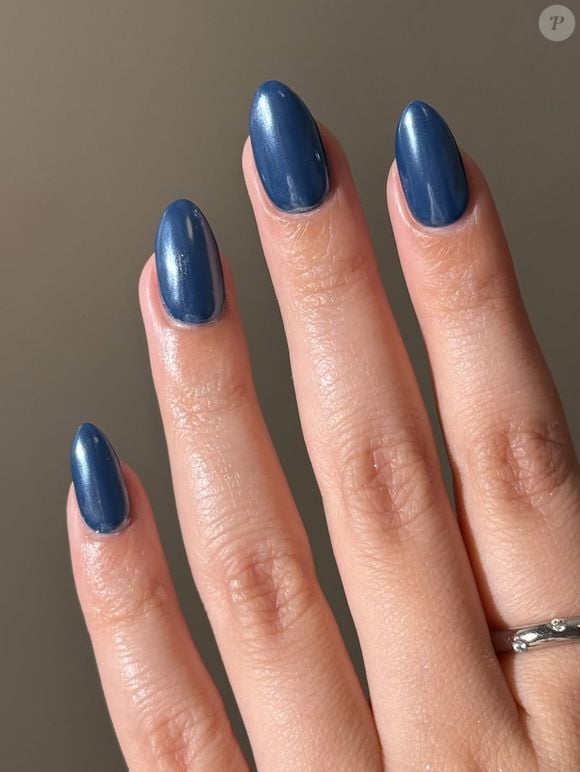 A unha com efeito jeans para o Outono 2026 com acabamento cromado recria a textura do jeans de uma forma elegante e sensual.