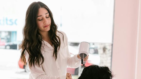 O corte de cabelo que rejuvenesce mais do que qualquer outro a partir dos 50 anos: tira anos do rosto de uma só vez