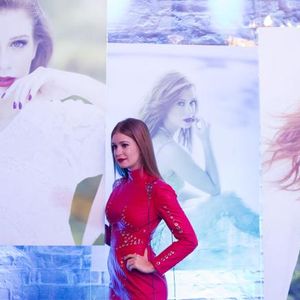 O vermelho virou assinatura: Depois de entrar para o concurso "Garota Totalmente Demais", Eliza passou a apostar em produções sofisticadas, com destaque para os tons de vermelho que valorizavam seus cabelos ruivos