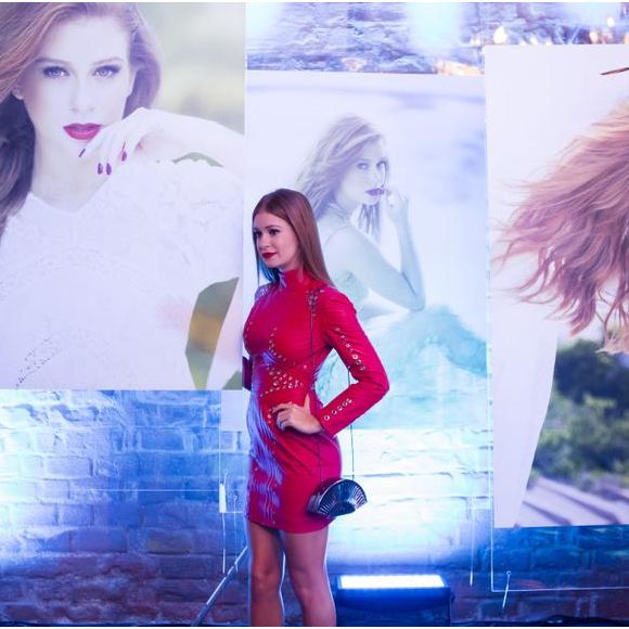 O vermelho virou assinatura: Depois de entrar para o concurso "Garota Totalmente Demais", Eliza passou a apostar em produções sofisticadas, com destaque para os tons de vermelho que valorizavam seus cabelos ruivos