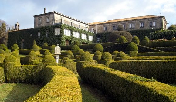 Além da biodiversidade natural e da exuberante vegetação local, Oleiros possui belos jardins públicos