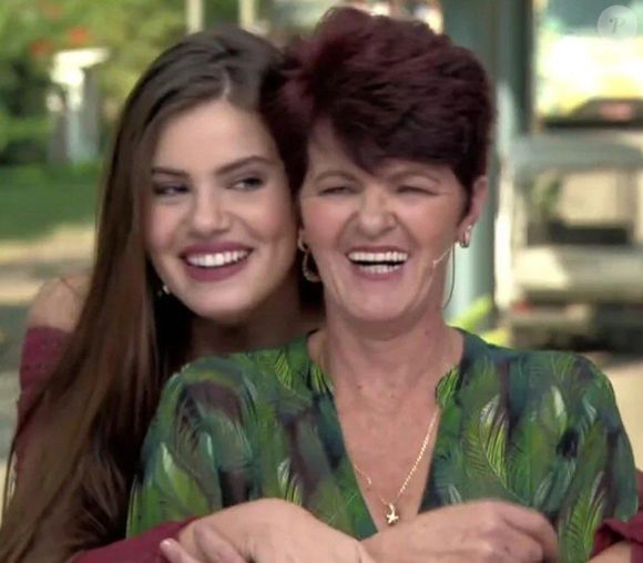 Camila Queiroz: 'Minha mãe é manicure, trabalha até hoje, mas menos do que antes. Agora as pessoas querem fazer a unha só para saber de mim", contou a atriz, entre risos'