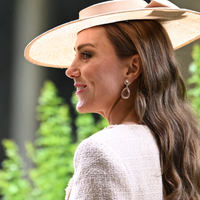 O simbolismo por trás do look de R$ 4,7 mil de Kate Middleton em casamento real