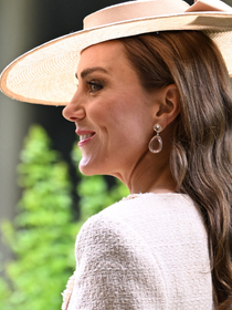 O simbolismo por trás do look de R$ 4,7 mil de Kate Middleton em casamento real