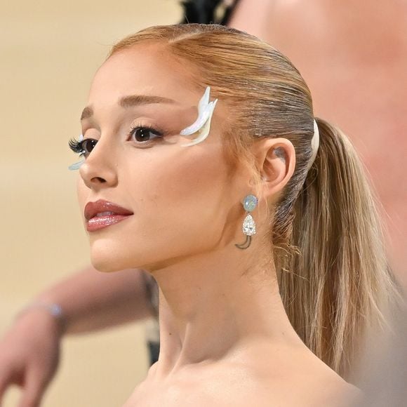 Ariana Grande sofre de alopecia por tração e tem como marca registrada o penteado 'rabo de cavalo'. Ela conta com a ajuda do mega hair para ter seu visual preenchido e natural