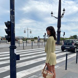 Os conjuntinhos também fazem parte do armário da famosa: aposte em roupas com essa proposta de tecidos mais frescos, assim como Bruna Marquezine já fez.