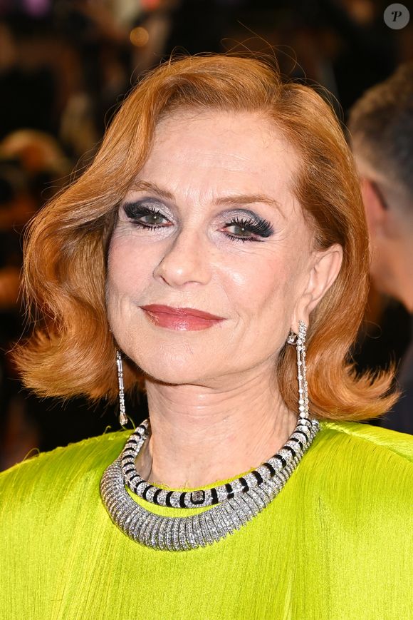 Isabelle Hupper exibe maquiagem com lápis de olho preto na linha d'água em Cannes 2025