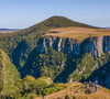 O principal cartão-postal é o Cânion Monte Negro, com aproximadamente 700 metros de profundidade e 4 quilômetros de extensão. Bem em frente está o Pico do Monte Negro, que alcança 1.403 metros de altitude, oferecendo uma das vistas mais impressionantes da região.