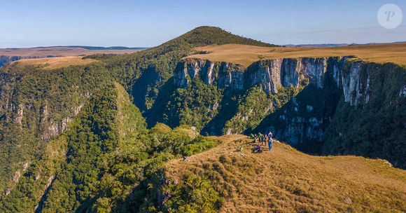 O principal cartão-postal é o Cânion Monte Negro, com aproximadamente 700 metros de profundidade e 4 quilômetros de extensão. Bem em frente está o Pico do Monte Negro, que alcança 1.403 metros de altitude, oferecendo uma das vistas mais impressionantes da região.