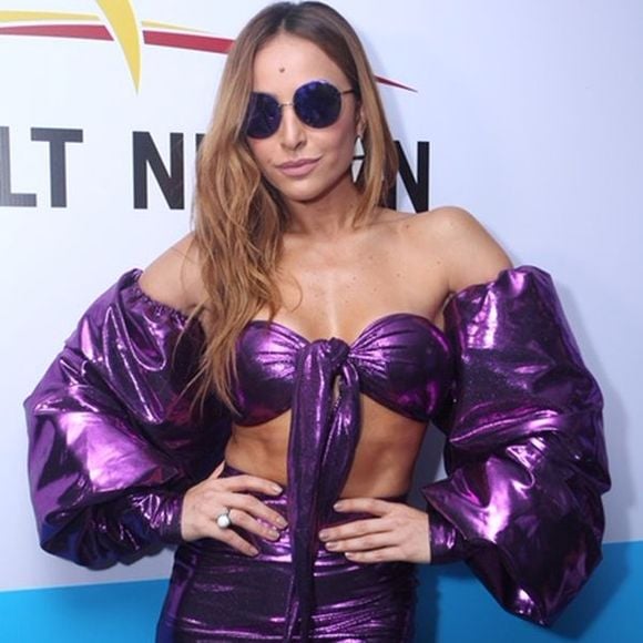 Sabrina Sato em look violeta: a cor é uma indicação de astróloga para quem é de Aquário