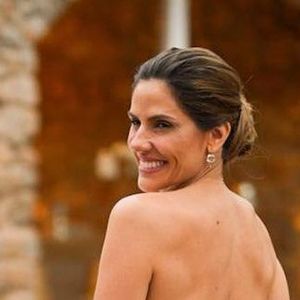 Em seu casamento, a atriz Rafaela Mandelli apostou em um vestido de noiva tomara que caia, com babado para dar leveza e elegância.