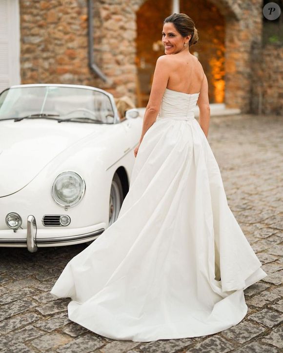 Em seu casamento, a atriz Rafaela Mandelli apostou em um vestido de noiva tomara que caia, com babado para dar leveza e elegância.