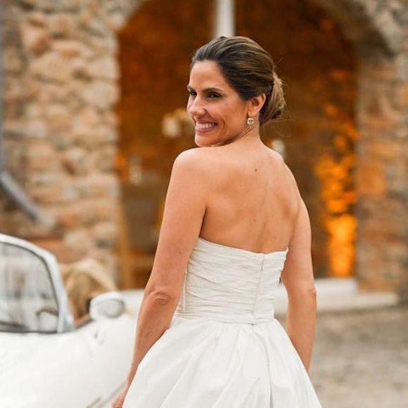 Em seu casamento, a atriz Rafaela Mandelli apostou em um vestido de noiva tomara que caia, com babado para dar leveza e elegância.