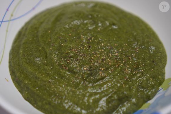 Alimentos ricos em magnésio, como espinafre, estão envolvidos na liberação de serotonina e dopamina e ajudam no combate da ansiedade