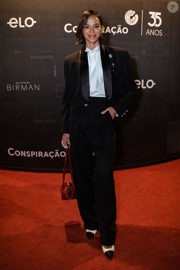 Bruna Marquezine protagonizou um momento divertido enquanto participava do evento de comemoração aos 35 anos da Conspiração Filmes