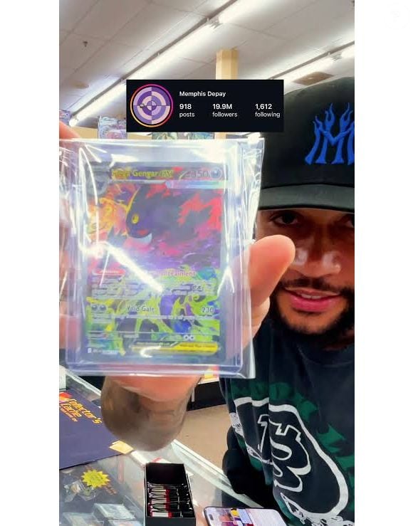 Uma caixa de Pokémon avaliada em R$ 200 mil pode representar mais do que um objeto de coleção quando aberta diante de milhares ou milhões de pessoas. Segundo Daniela Pereira, a experiência passa a envolver também uma dimensão emocional e social, já que audiência, comentários, compartilhamentos e reconhecimento podem influenciar a relação do colecionador com o objeto