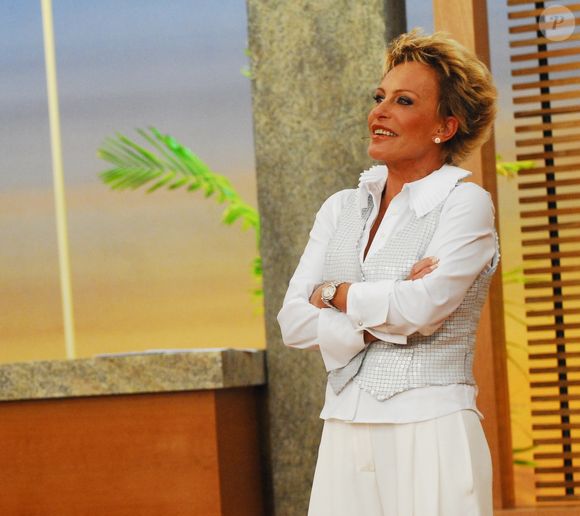 Ana Maria Braga na Record recebia R$ 400 mil entre salário e cachê, e respondia a 20% do faturamento do canal dos bispos, além de ficar 23h no ar por semana