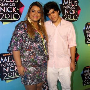Preta Gil e seu filho Francisco Gil em 2010. Na época, o cantor tinha 15 anos