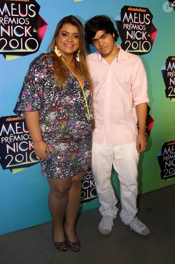 Preta Gil e seu filho Francisco Gil em 2010. Na época, o cantor tinha 15 anos