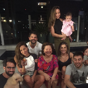 Karina Sato, irmã de Sabrina, publicou em seu Instagram uma foto em que Duda Nagle aparece reunido à familia da apresentadora