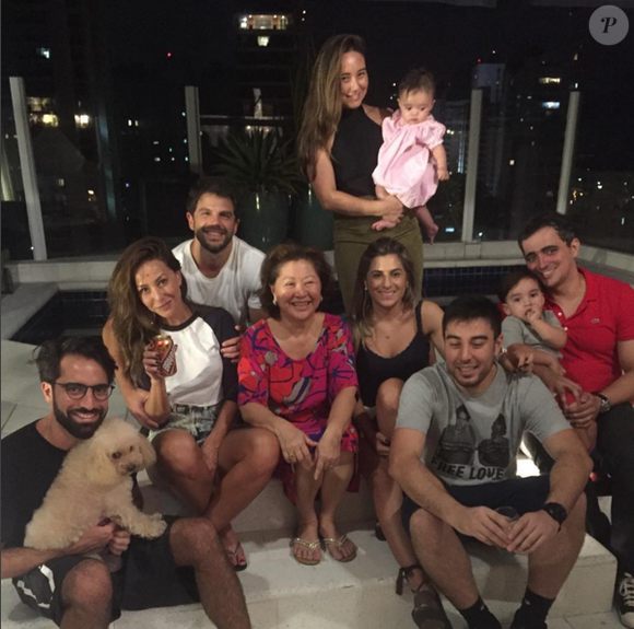 Karina Sato, irmã de Sabrina, publicou em seu Instagram uma foto em que Duda Nagle aparece reunido à familia da apresentadora