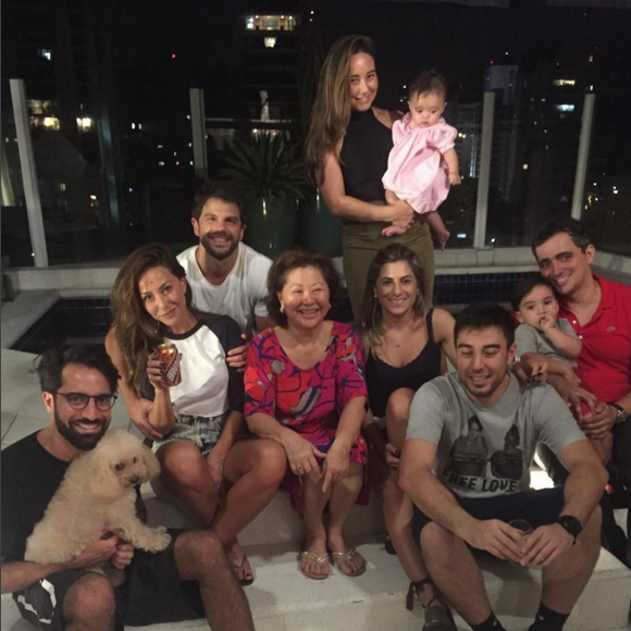 Karina Sato, irmã de Sabrina, publicou em seu Instagram uma foto em que Duda Nagle aparece reunido à familia da apresentadora
