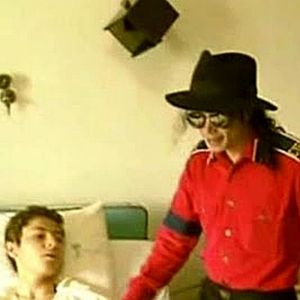 Michael Jackson posou para fotógrafos e, passado todo o protocolo de mídia, pediu um tempo a sós com o menino e sua família