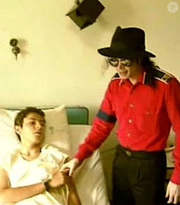 Michael Jackson posou para fotógrafos e, passado todo o protocolo de mídia, pediu um tempo a sós com o menino e sua família