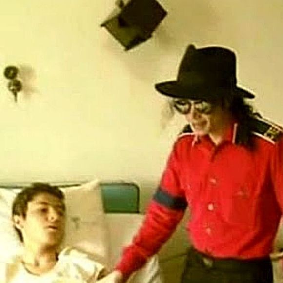 Michael Jackson posou para fotógrafos e, passado todo o protocolo de mídia, pediu um tempo a sós com o menino e sua família
