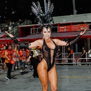 Com os seios cobertos e decotão, a ex-participante de 'A Fazenda' deixou à mostra sua marquinha de biquínii