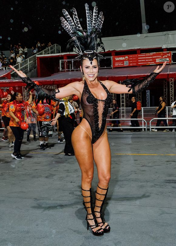 Com os seios cobertos e decotão, a ex-participante de 'A Fazenda' deixou à mostra sua marquinha de biquínii