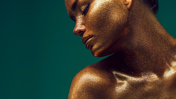 Bronzer com glitter é hit no Carnaval 2025! Esta opção da Lola é a maioral e você precisa testar JÁ!