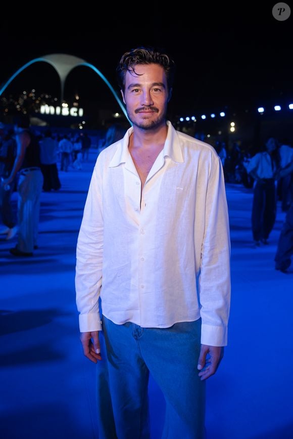 Tiago Iorc também apostou em um look básico, mas com sua assinatura