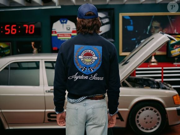 A coleção da Zara em parceria com a marca Senna está disponível no site da Zara e em lojas selecionadas. A linha reúne roupas e acessórios inspirados no estilo pessoal de Ayrton Senna, com jaqueta de couro preta, peças esportivas, jeans e referências visuais que marcaram a década de 1990