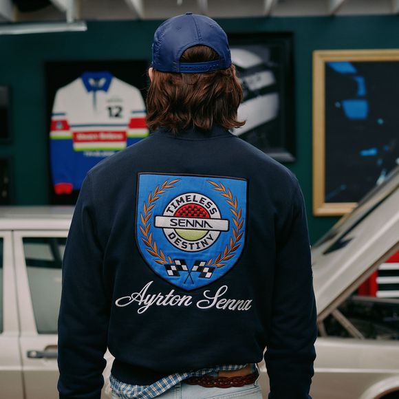 A coleção da Zara em parceria com a marca Senna está disponível no site da Zara e em lojas selecionadas. A linha reúne roupas e acessórios inspirados no estilo pessoal de Ayrton Senna, com jaqueta de couro preta, peças esportivas, jeans e referências visuais que marcaram a década de 1990