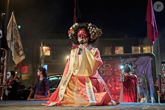 Em meio ao caos do mundo, líderes religiosos se aproveitam para ganhar poder por meio do medo popular