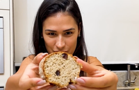 Aprenda a fazer o bolo de banana de Simone Mendes!