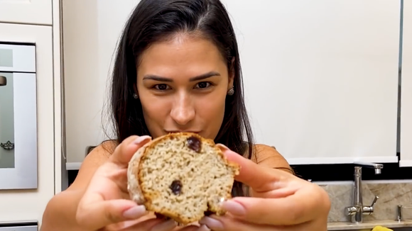Aprenda a fazer o bolo de banana de Simone Mendes!