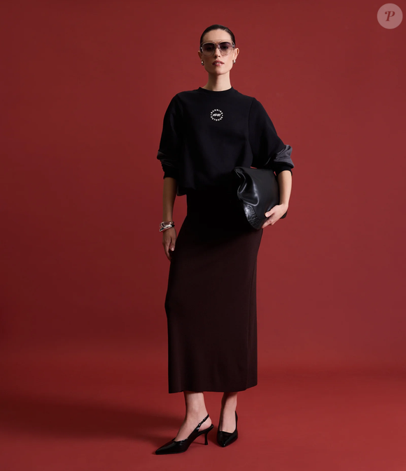 A Saia Boho Reta Midi em Tricô da Renner custa R$ 105,90 e traz comprimento midi, elástico no cós e fenda na barra. O caimento leve faz do modelo uma alternativa mais discreta para aderir à tendência