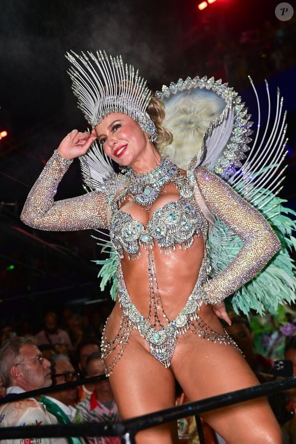 Paolla Oliveira fez post horas após se despedir do posto de rainha de bateria da Grande Rio, no carnaval 2025